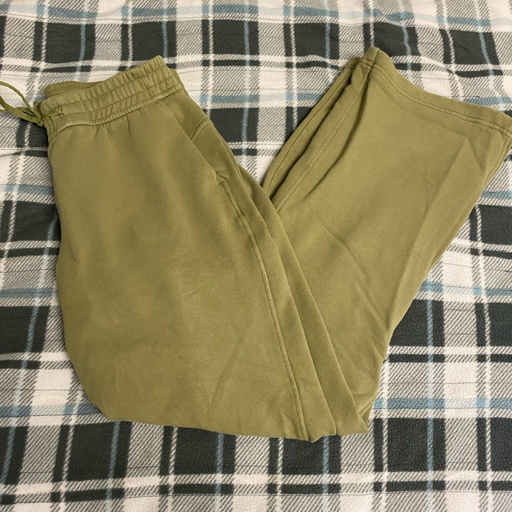 SOLD Lululemon loungeful sweatpants size 6 bronze green